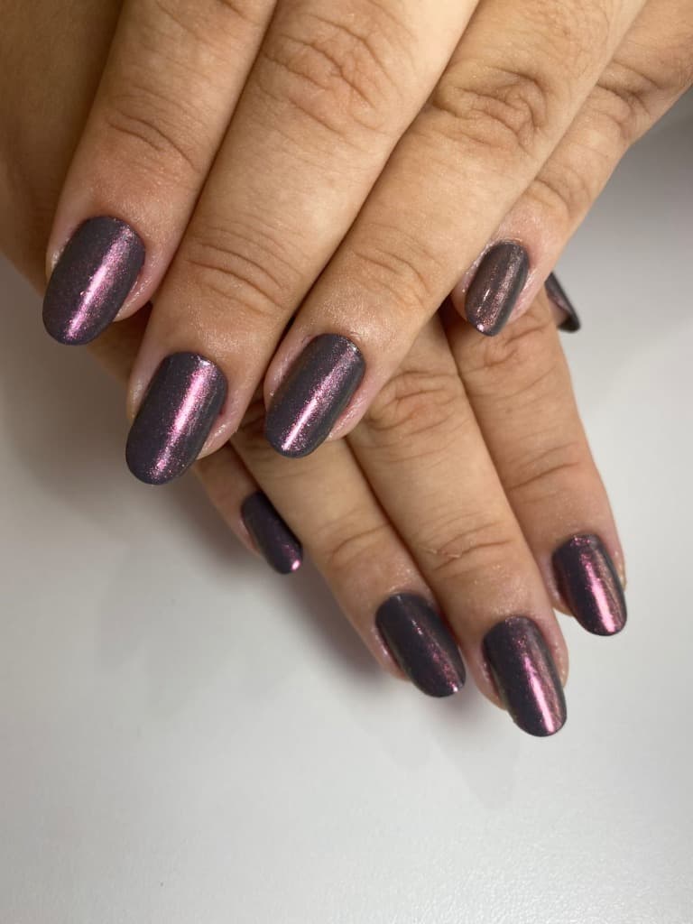 Manicure Ameixa Duochrome & Brilho Cósmico - Studio Gaya Salto SP