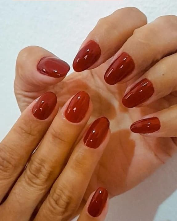 Manicure Marsala Clássico & Formato Amendoado - Studio Gaya Salto SP