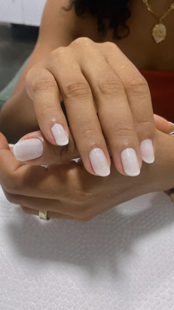 Manicure Branco Leitoso & Efeito Glacê - Studio Gaya Salto SP