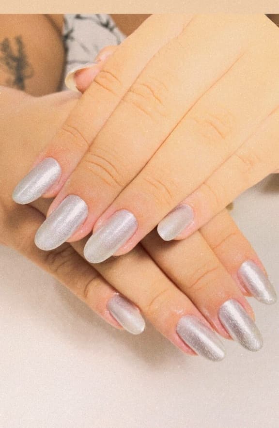 Manicure Perolada Glam & Formato Amendoado - Studio Gaya Salto SP