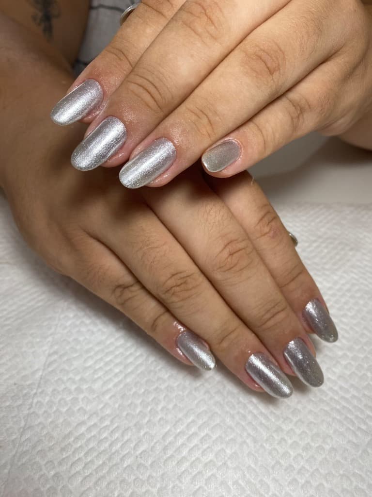 Manicure Prata Metalizada & Formato Oval - Studio Gaya Salto SP