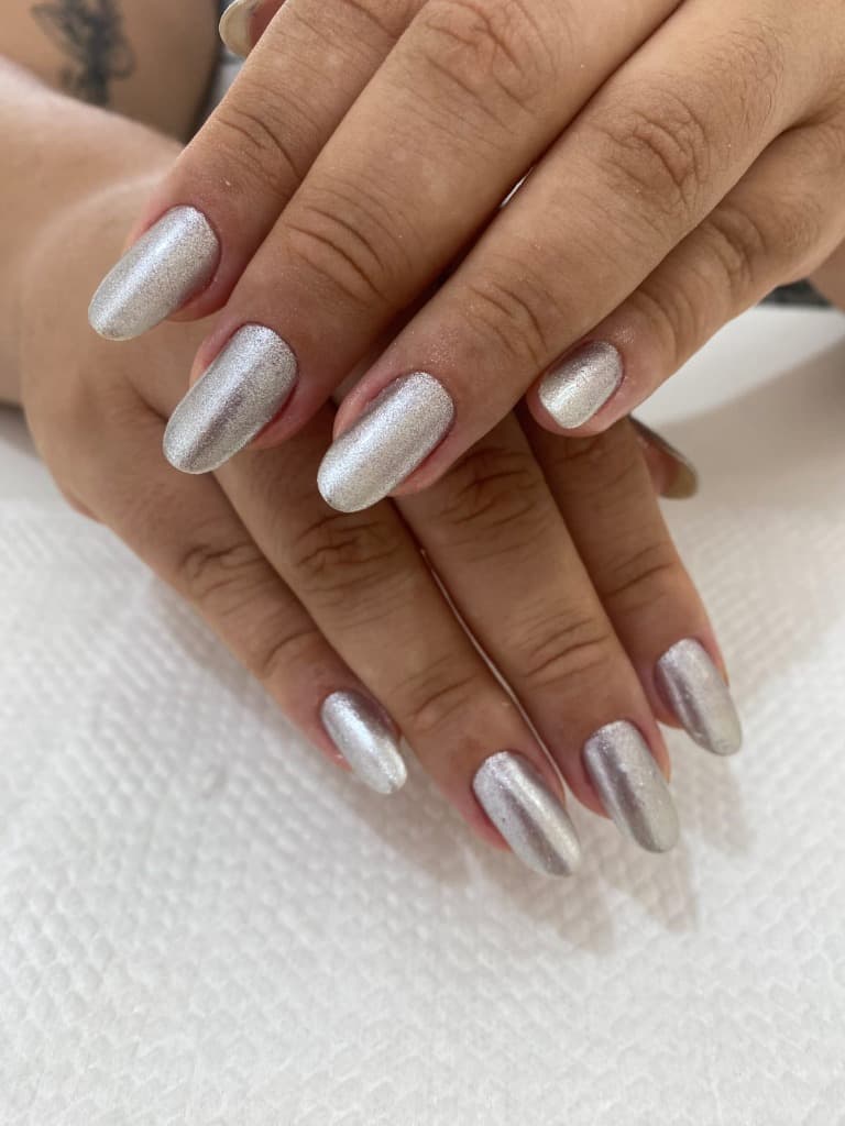 Manicure Efeito Cromado & Brilho Prateado - Studio Gaya Salto SP