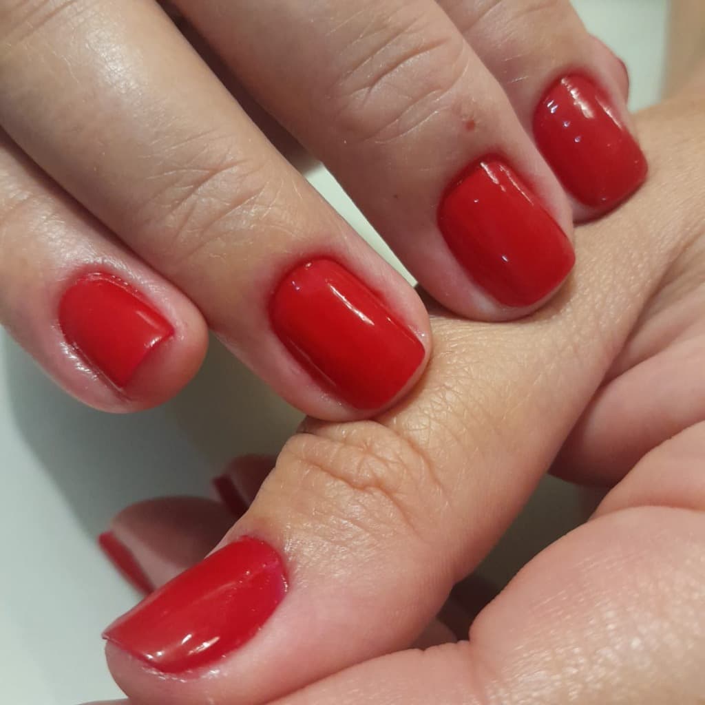 Manicure Red Gloss & Formato Quadrado Elegante - Studio Gaya Salto SP