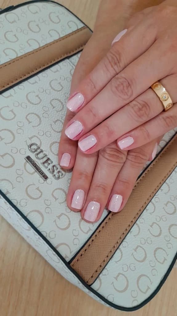 Manicure Rosa Glacê com Brilho Suave - Studio Gaya Salto SP