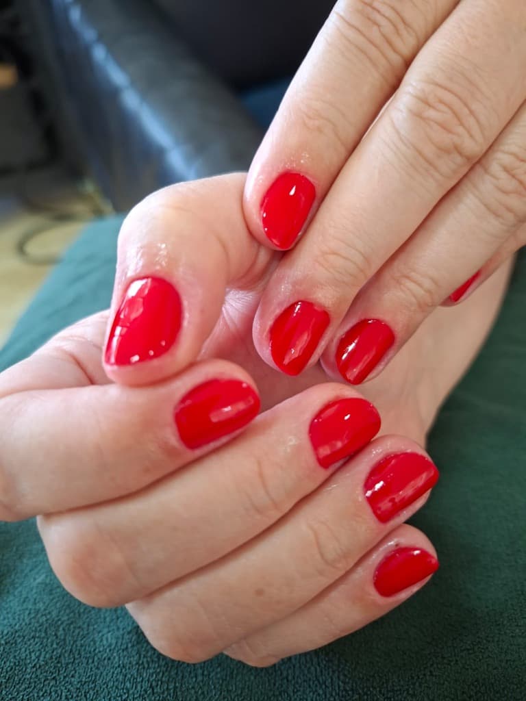 Manicure Vermelho Intenso & Acabamento Espelhado - Studio Gaya Salto SP