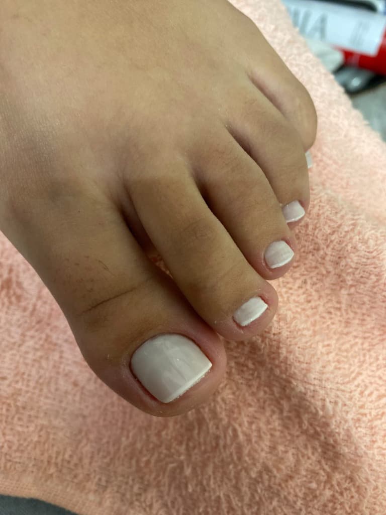 Pedicure Branco Neve & Cutilagem Impecável - Studio Gaya Salto SP